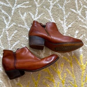 Clerks, two-tone, brown, leather black heel Chelsea boot 5.5.